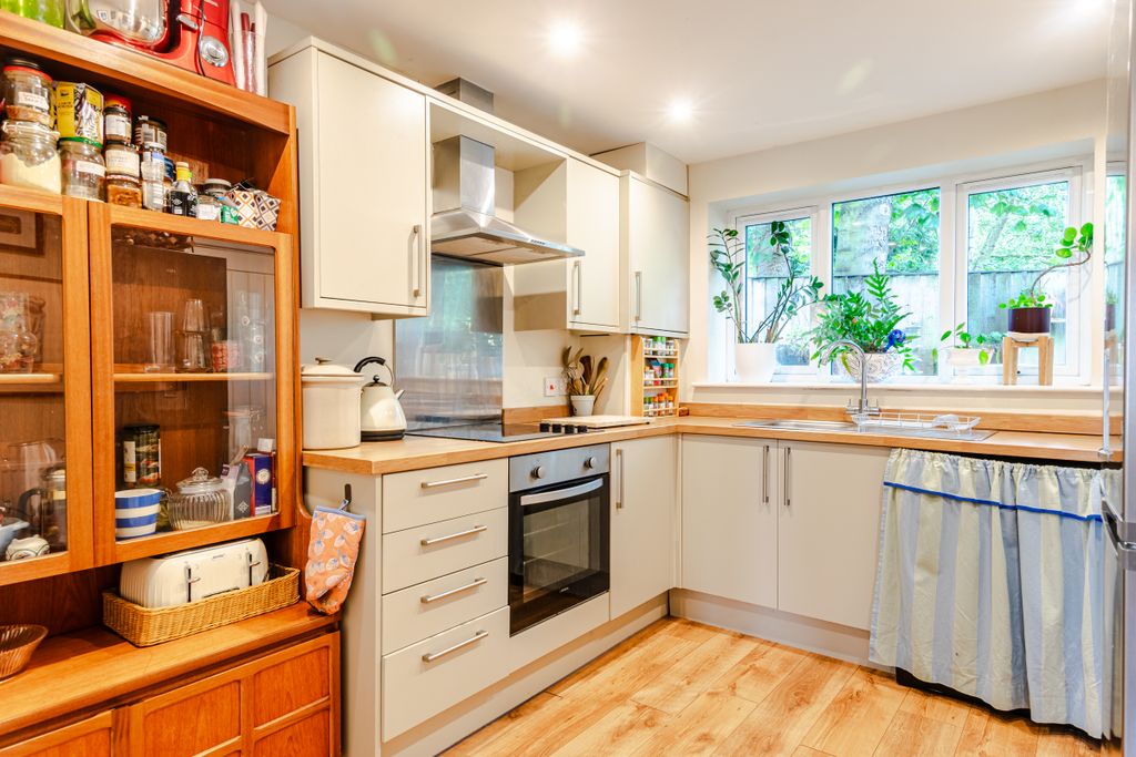 Property photo 2 of 16 Kitchen1