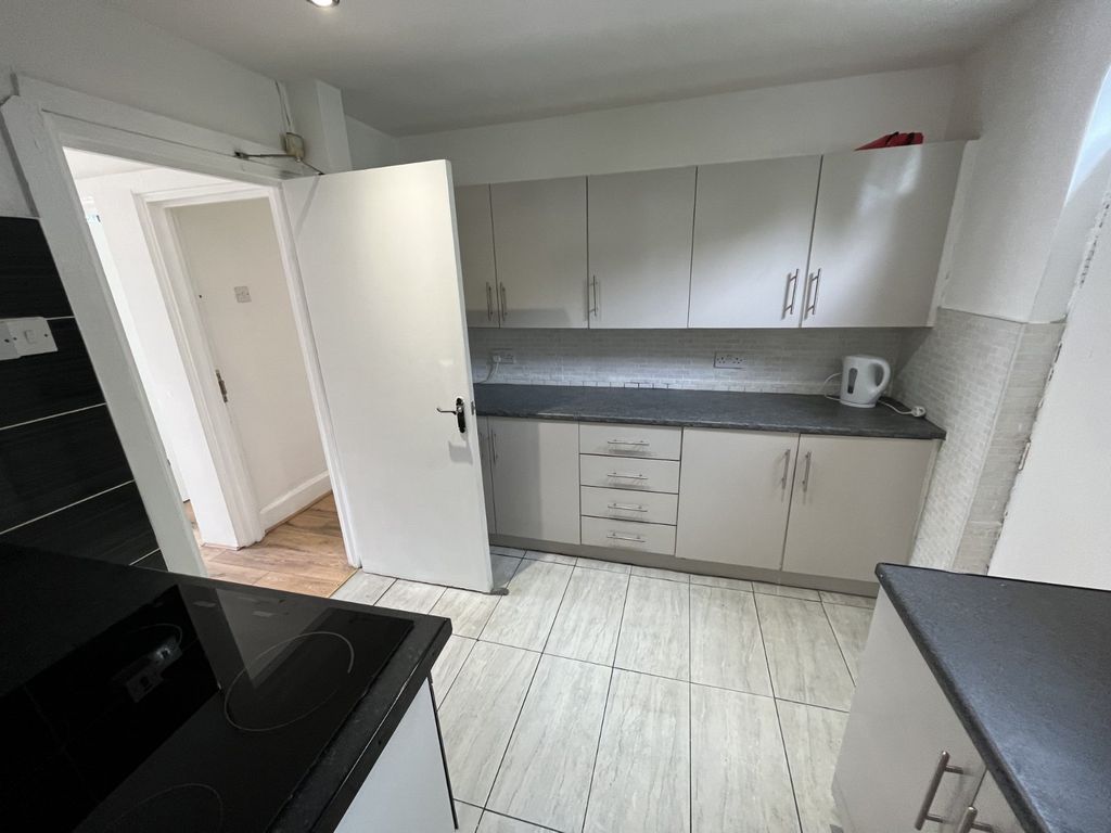 Property photo 3 of 14 Kitchen