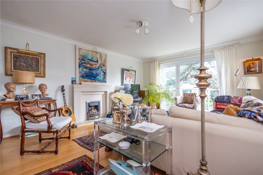 Property photo 3 of 31 Living Room