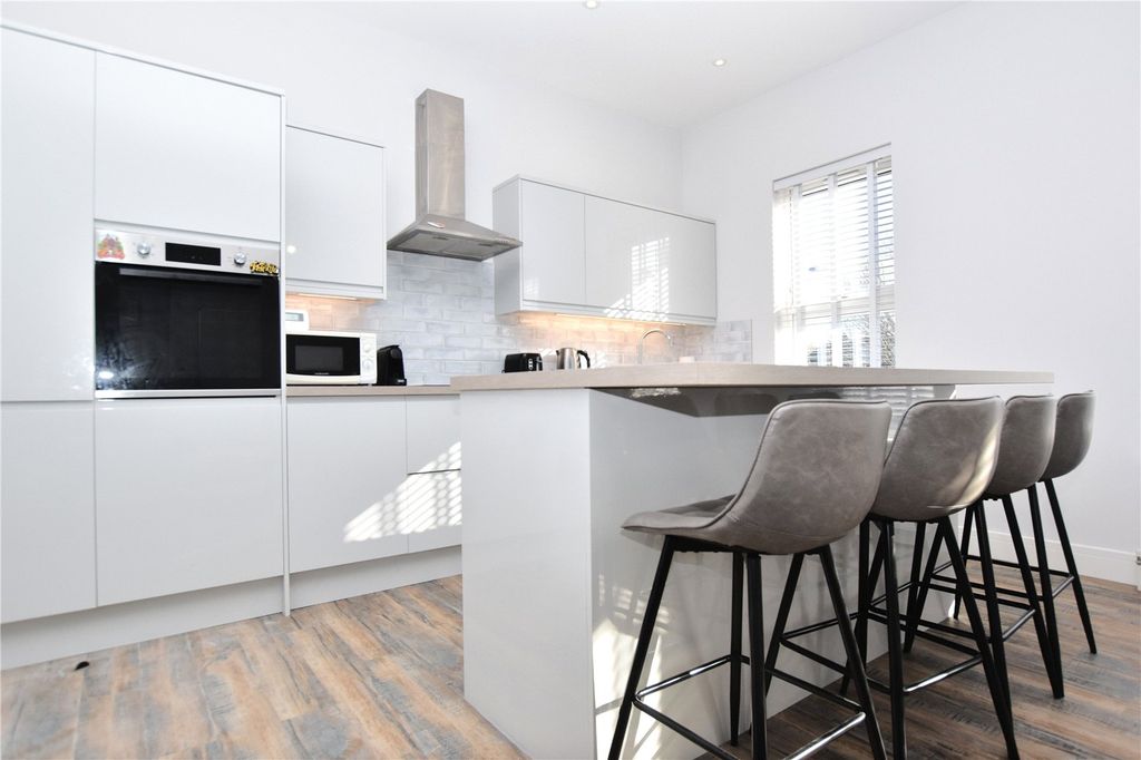 Property photo 3 of 8 Picture No. 10