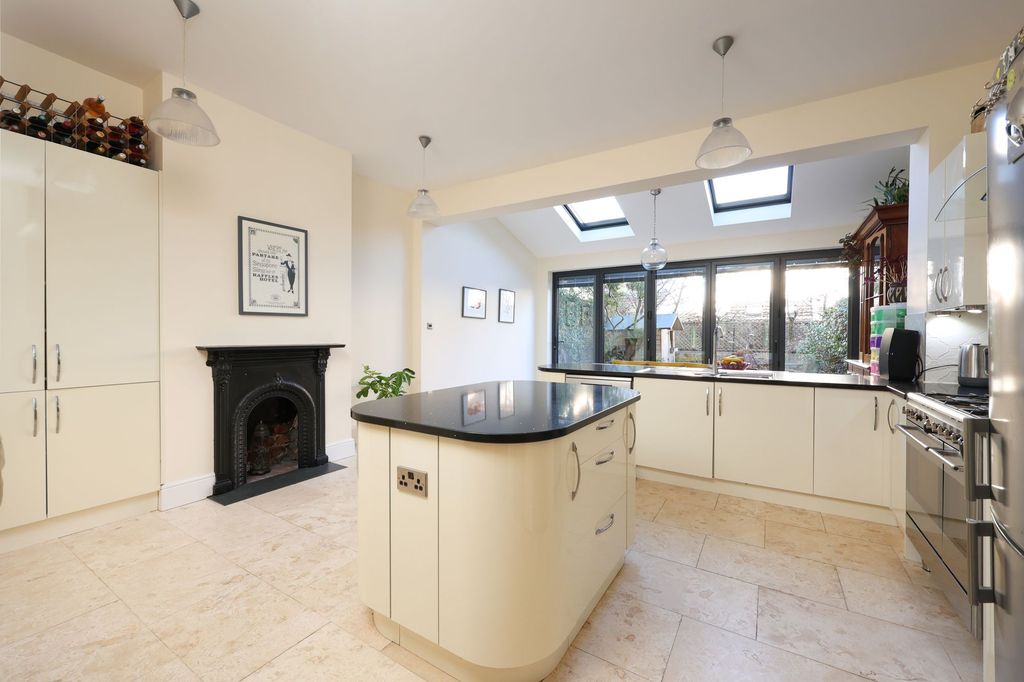 Property photo 2 of 28