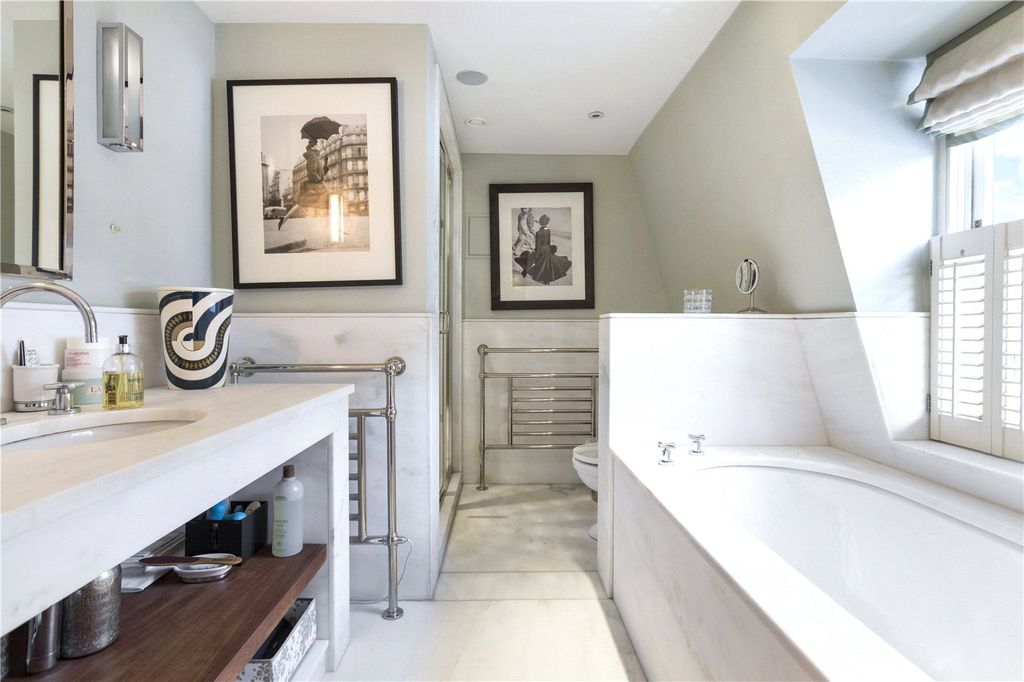 Property photo 3 of 17 Bathroom