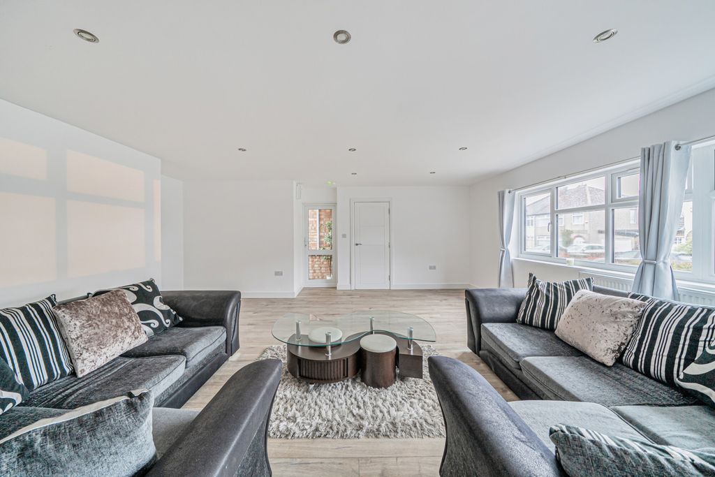 Property photo 2 of 40 1403293-11-697262...