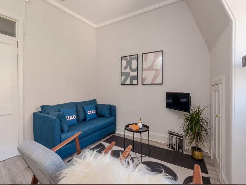 Property photo 3 of 10 Living 05