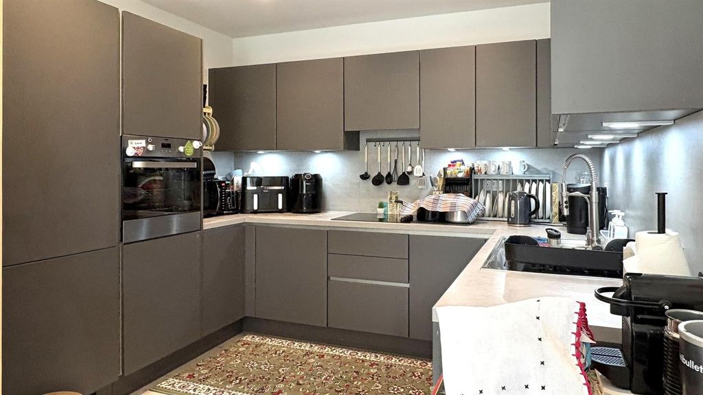 Property photo 2 of 14 Barrain London Flat For Sale In Upton Park E13