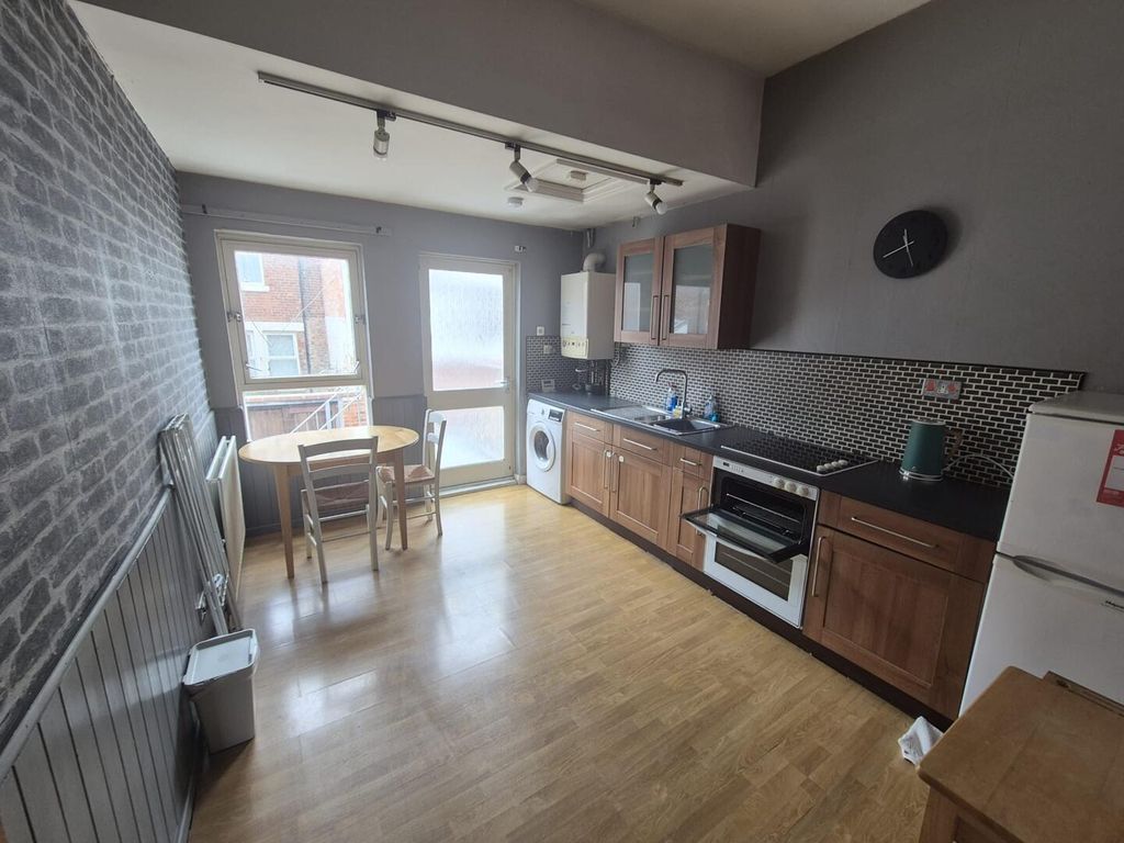 Property photo 3 of 7 Kitchen