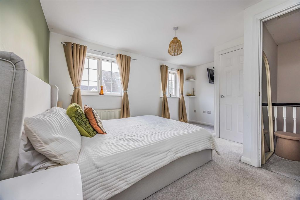 Property photo 2 of 19 10 Letcombe Place, Horndean-Small-Porticomarketing