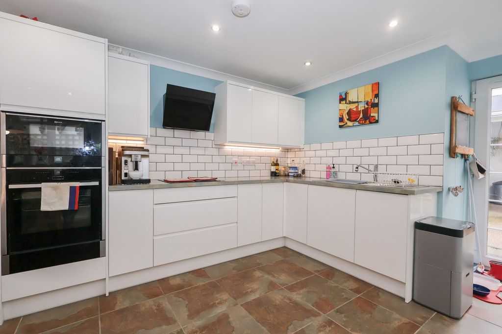 Property photo 2 of 29 Kitchen/Diner