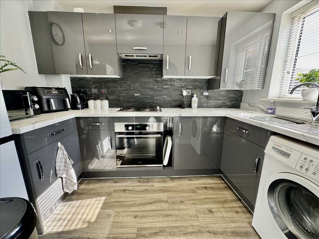 Property photo 3 of 7 Kitchen