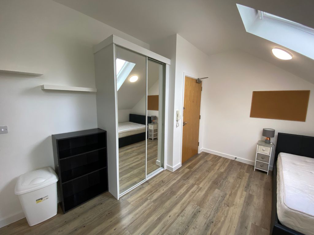 Property photo 3 of 16 Studio