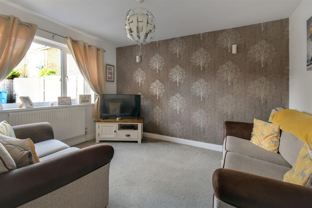 Property photo 2 of 16 Lounge