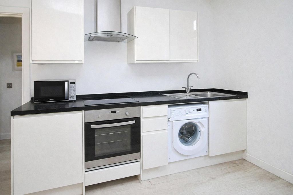 Property photo 3 of 6 Kitchen