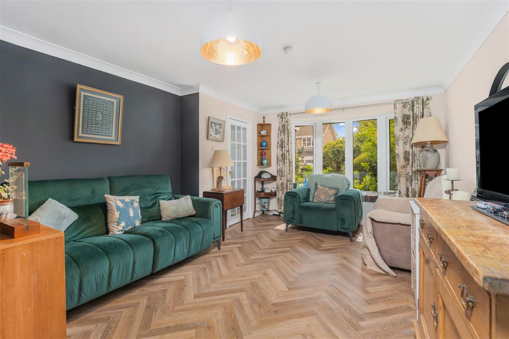 Property photo 2 of 17 23 Aston Close, Banbury-4.Jpg