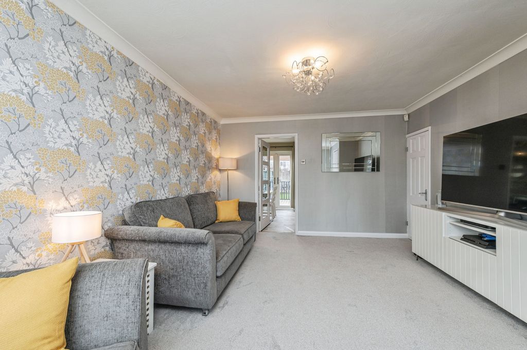 Property photo 3 of 15 Lounge