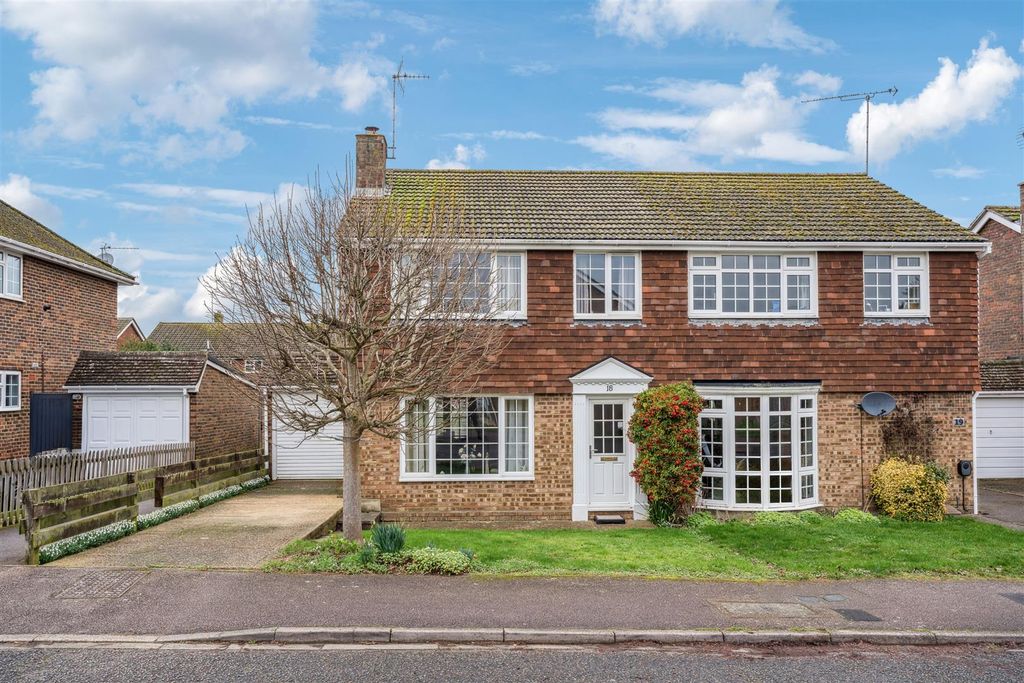 Property photo 1 of 17 Brownlow Lane, Cheddington