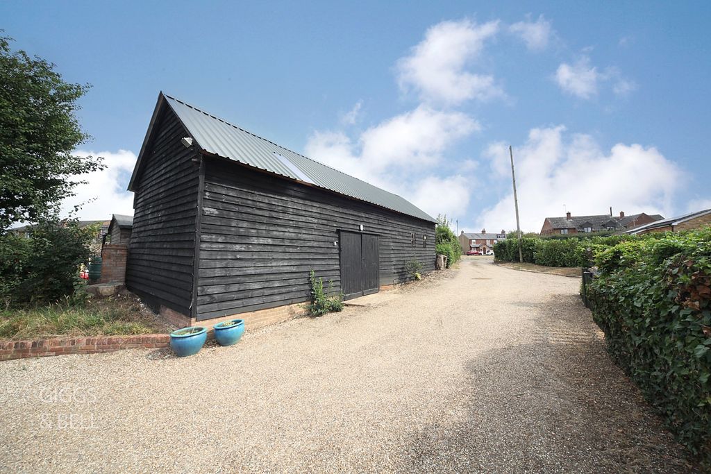 Property photo 2 of 28 5108453