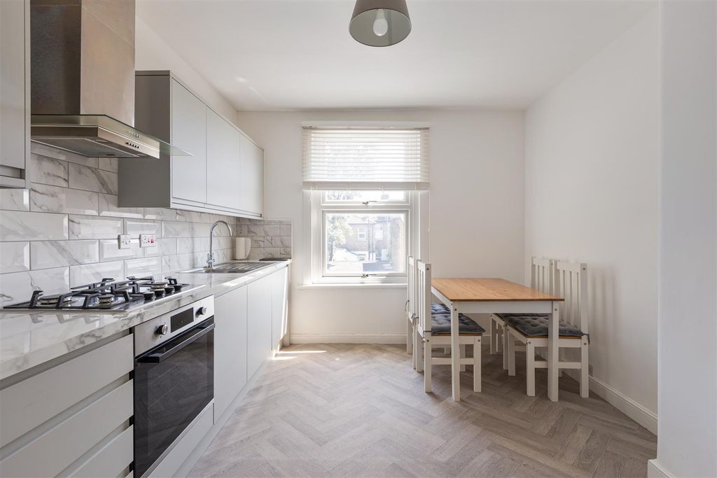 Property photo 3 of 17 Lea Bridge Road, E10