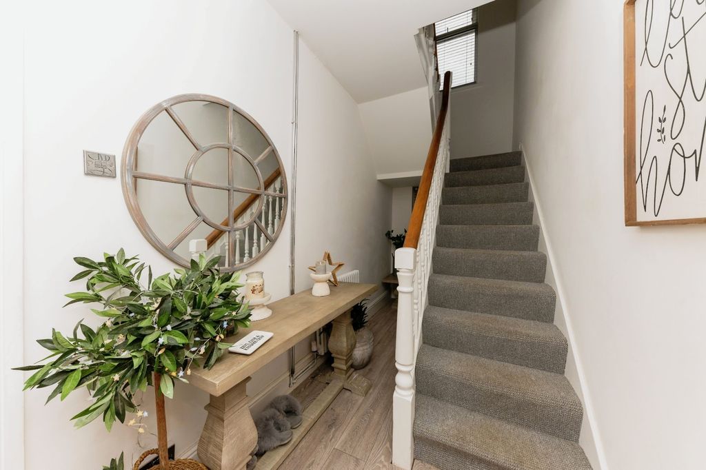 Property photo 2 of 20 Entrance Hall