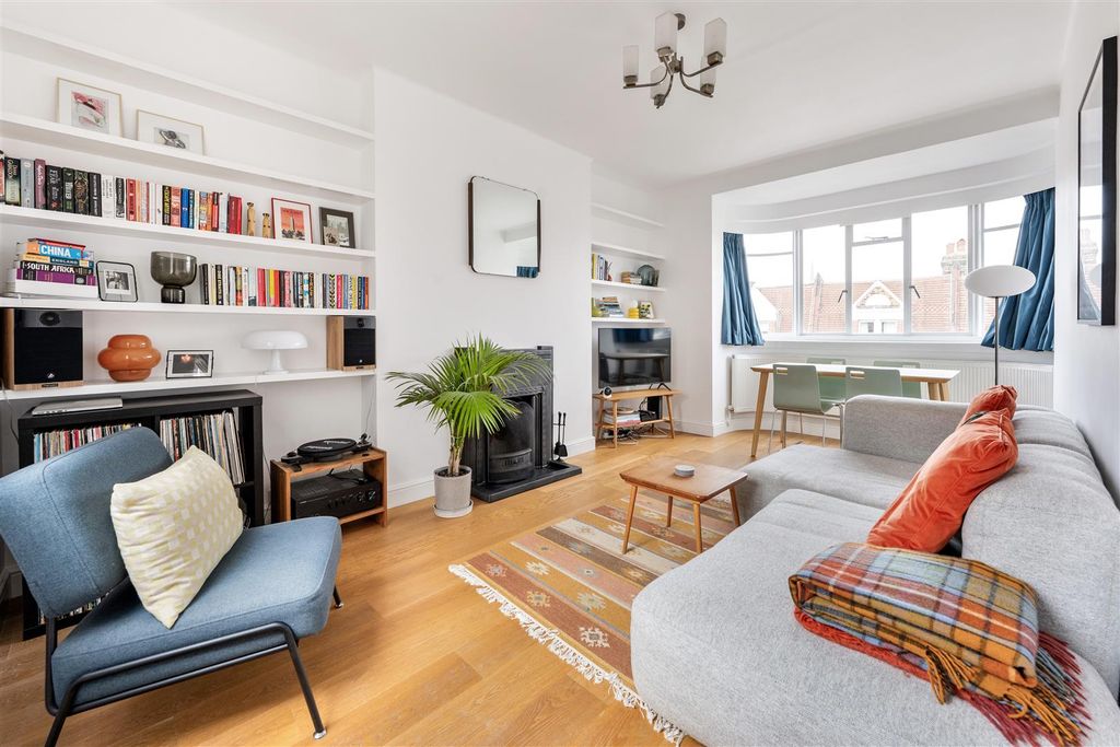 Property photo 2 of 23 The Lodge, N16