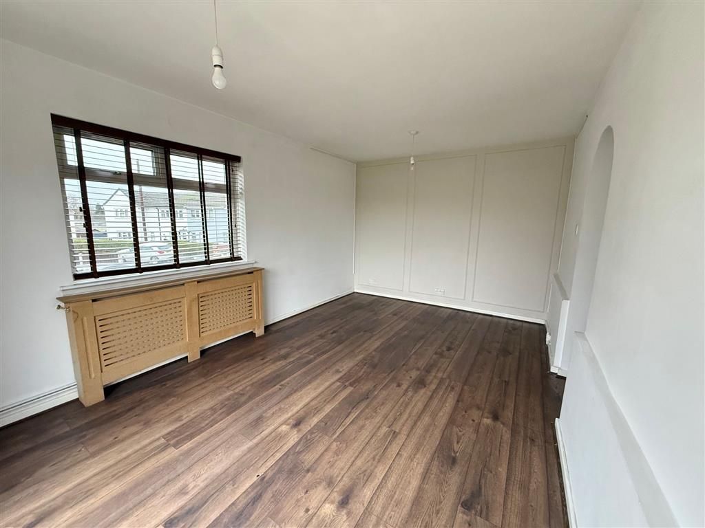 Property photo 3 of 18 Living Room