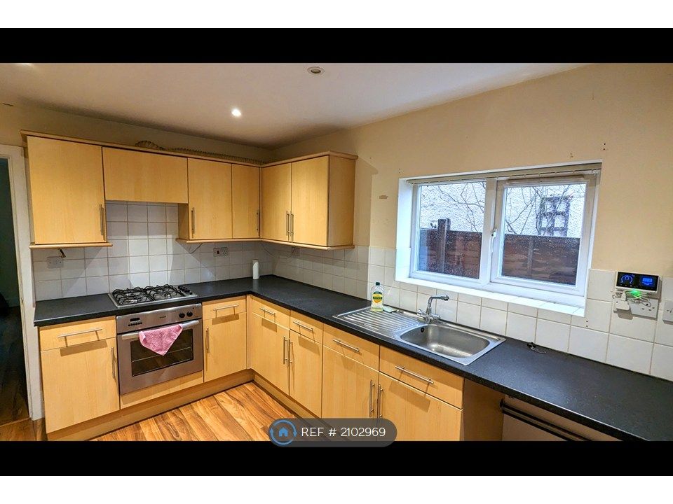 Property photo 3 of 10 Kitchen