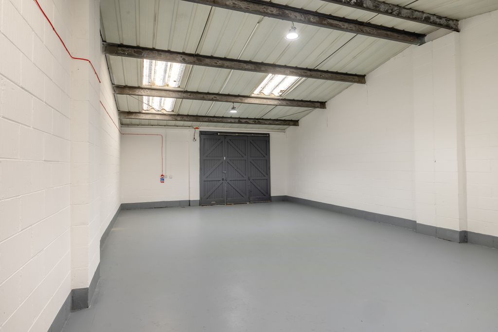 Property photo 3 of 13 8688971-Interior04-800
