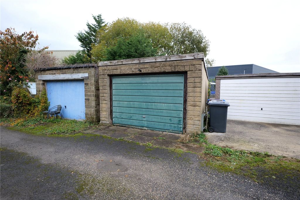 Property photo 2 of 17 Garage To Rear