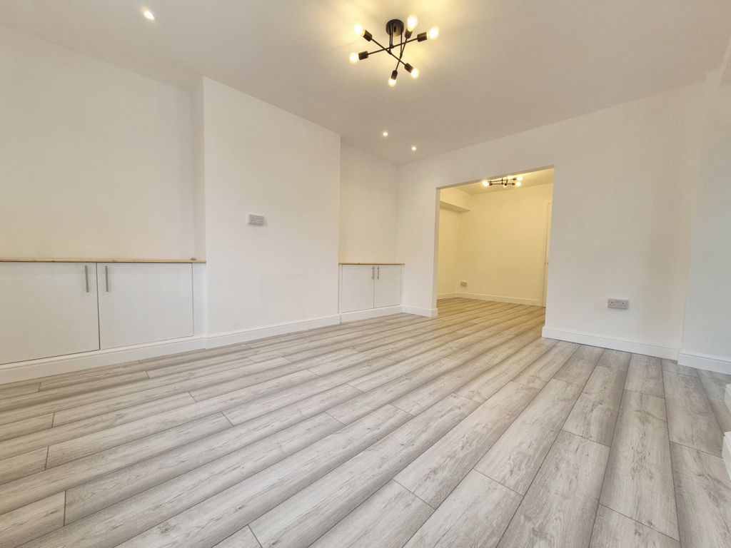 Property photo 1 of 17 A Beautifully Presented, Newly Refurbished Three Bedroom House In Brick Lane, En1