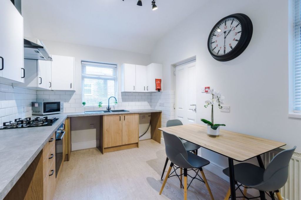 Property photo 2 of 10 32Cr - Kitchen