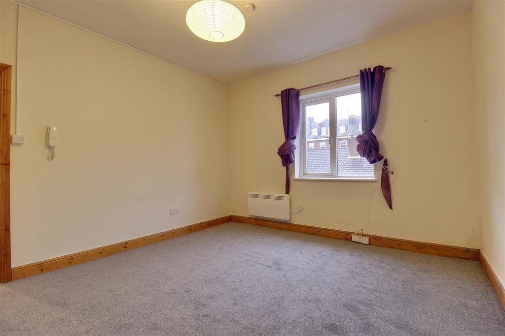 Property photo 3 of 12 615B0C3E-9A86-4F8C-A1D8-4A9Bfdd1Fca5_1_201_A.Jpeg