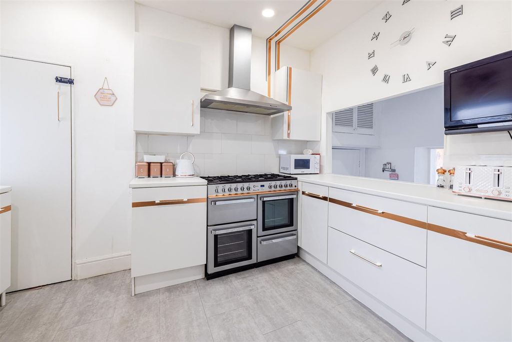 Property photo 3 of 27 16_32A Torwood Street, Torquay.Jpg
