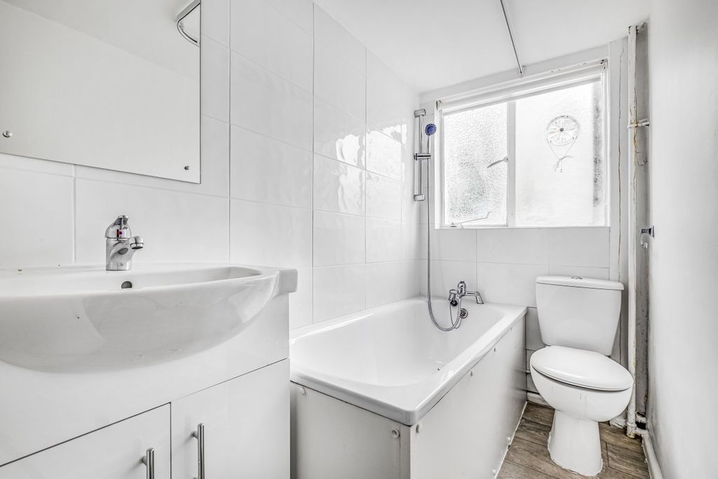 Property photo 3 of 8 Kfh-44_Romney_Court-