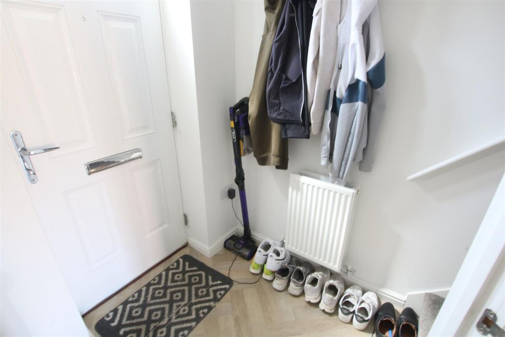 Property photo 2 of 12 Entrance Hall