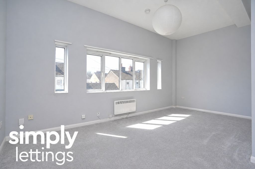 Property photo 2 of 8 Photo 1