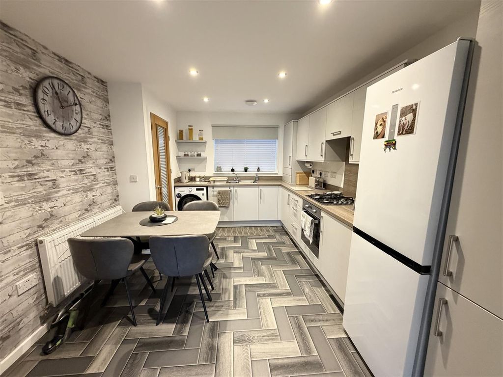 Property photo 2 of 10 Kitchen Diner