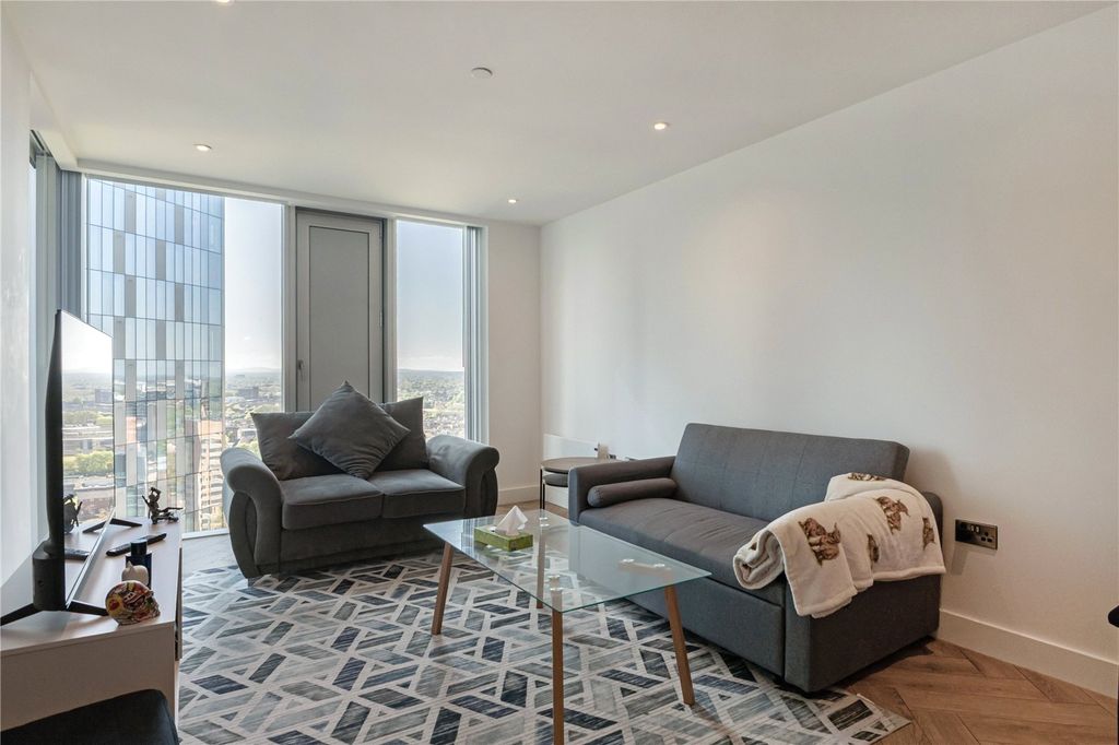 Property photo 2 of 17 Lounge