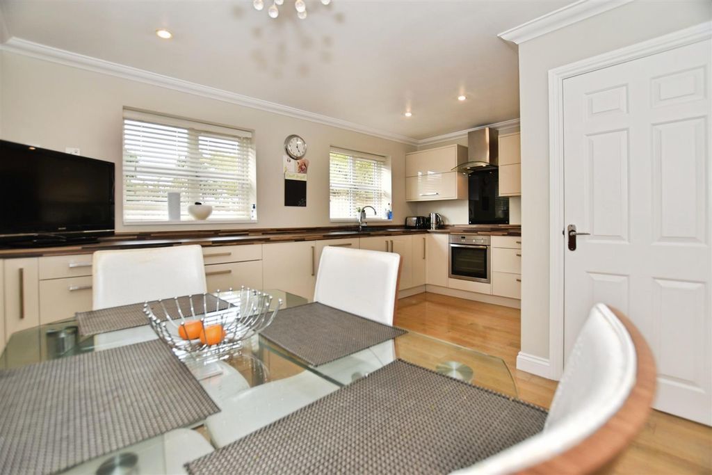 Property photo 3 of 25 Dining Kitchen