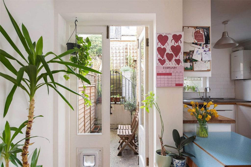 Property photo 2 of 10 Driffield Road E3