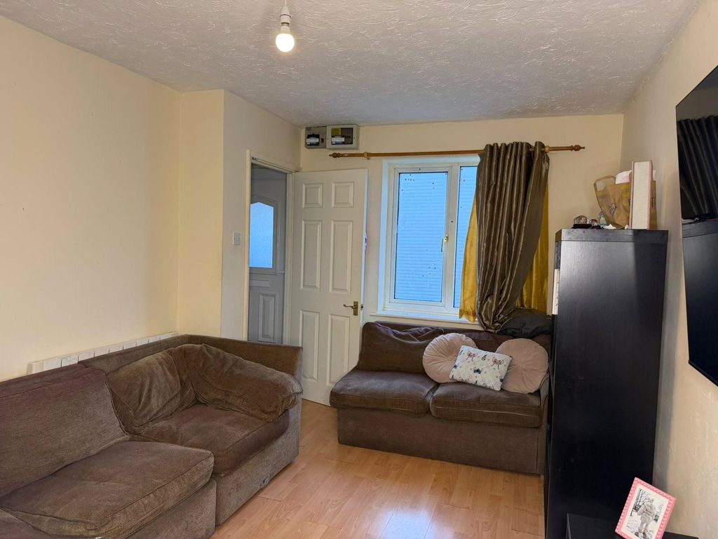 Property photo 2 of 16 Lounge