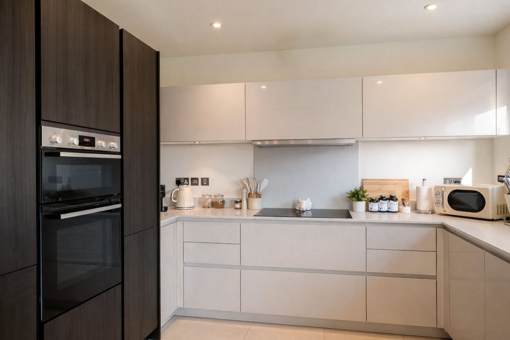 Property photo 3 of 8 Kitchen