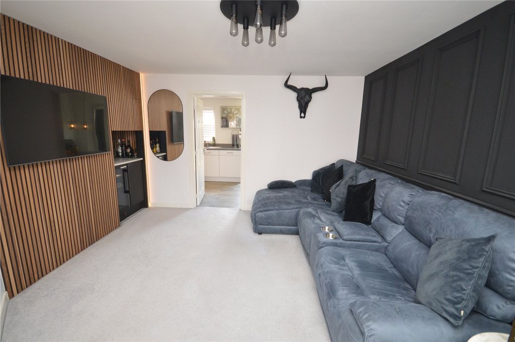 Property photo 3 of 17 Lounge