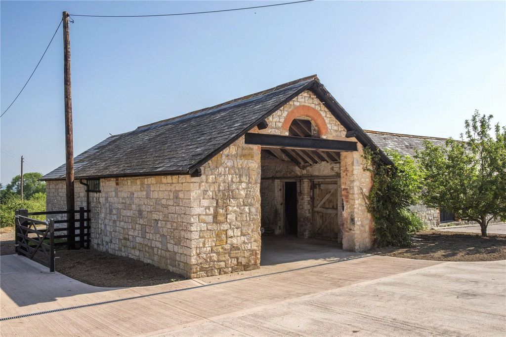 Property photo 3 of 22 Garage