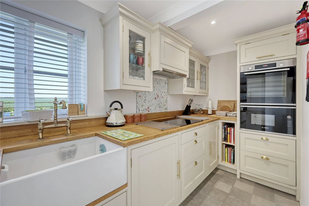 Property photo 3 of 20 Kitchen