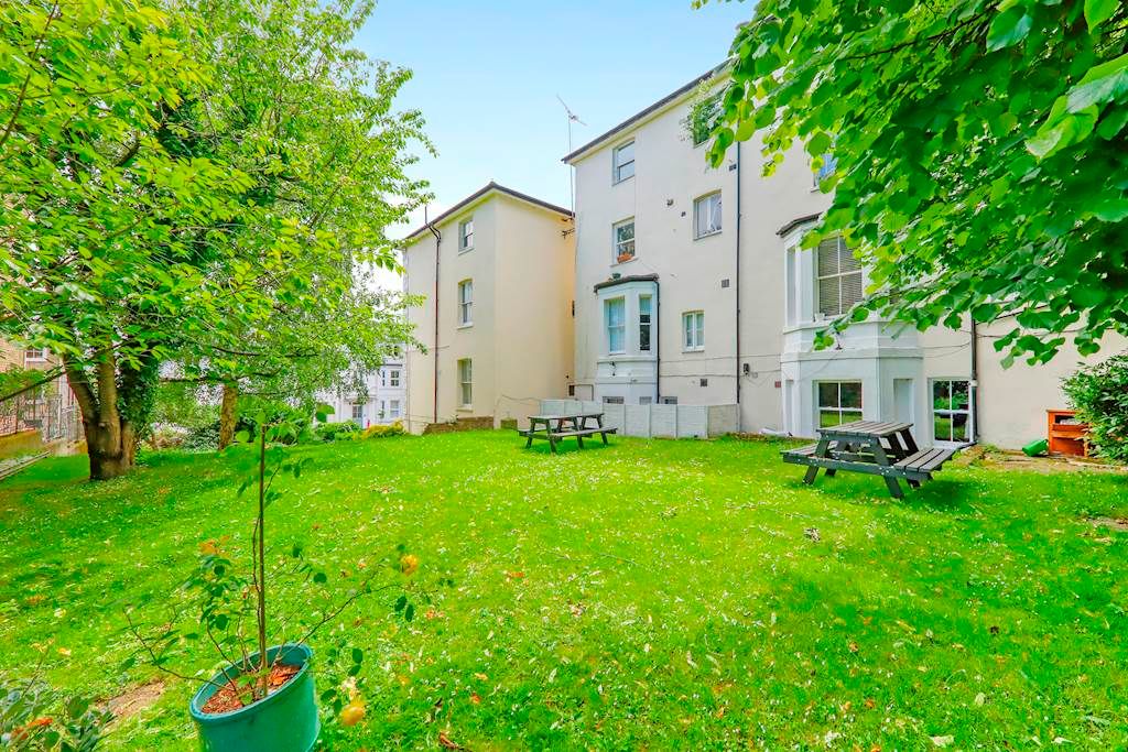 Property photo 2 of 8 13-8Ebcjhhgll - Flat 7 Westview Court - 39 (1)-Sma