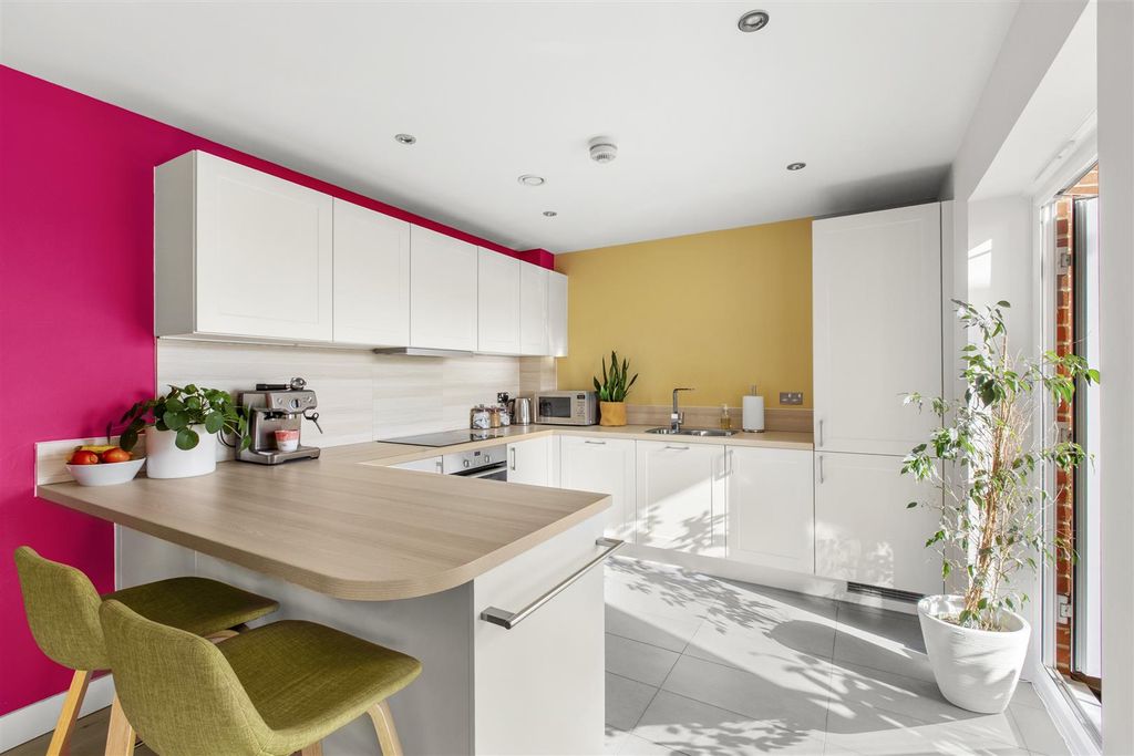 Property photo 3 of 16 Chesterfield House, Chequers Ave-9.Jpg