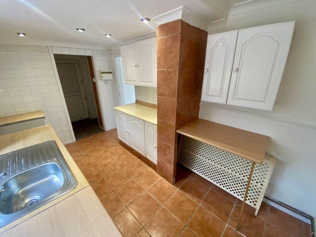Property photo 2 of 14 Kitchen 2