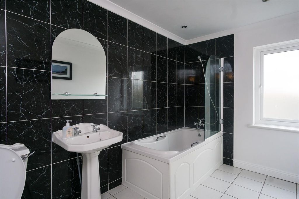 Property photo 2 of 9 4