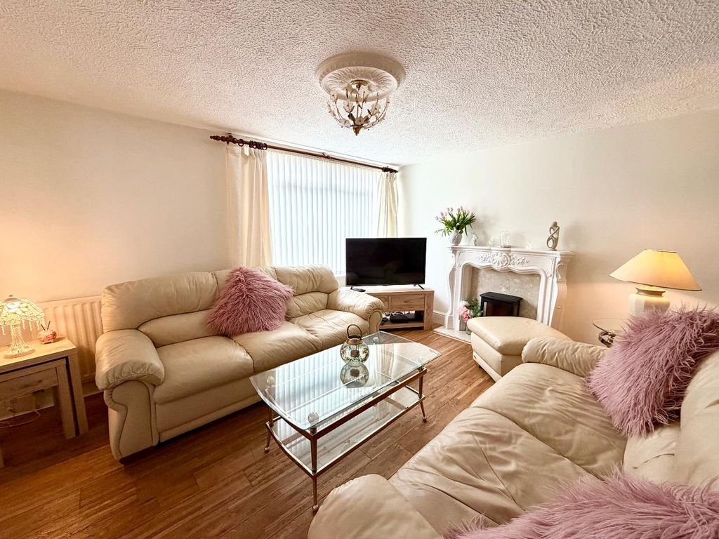 Property photo 3 of 12 Lounge