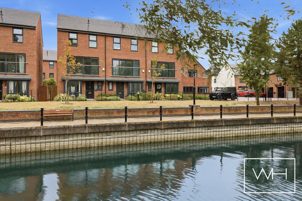 Property photo 1 of 20 10 Sparrow Close, Doncaster 03