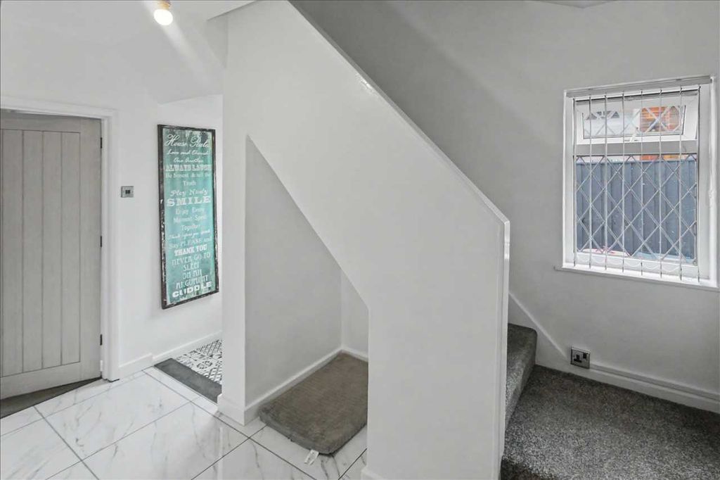 Property photo 2 of 28 Entrance Hall